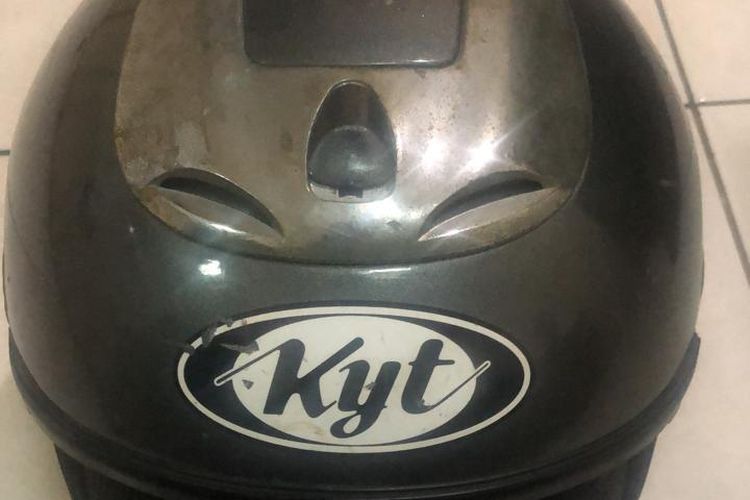 Helm yang diduga akan diambil korban yang tewas dikeroyok di 