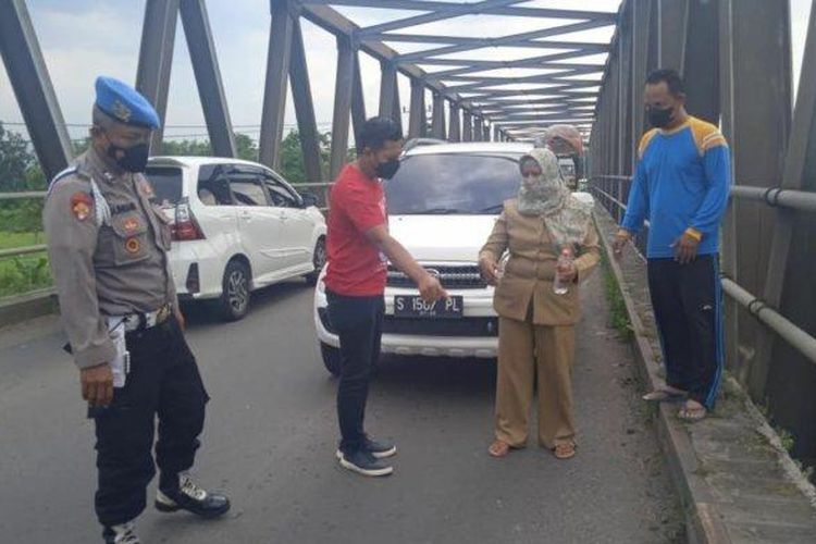 Polisi di lokasi kejadian laporan palsu perampokan uang Rp.150 juta di jembatan Desa Tanjangrono, Kecamatan Ngoro, Kabupaten Mojokerto, Senin (21/2/2022).
