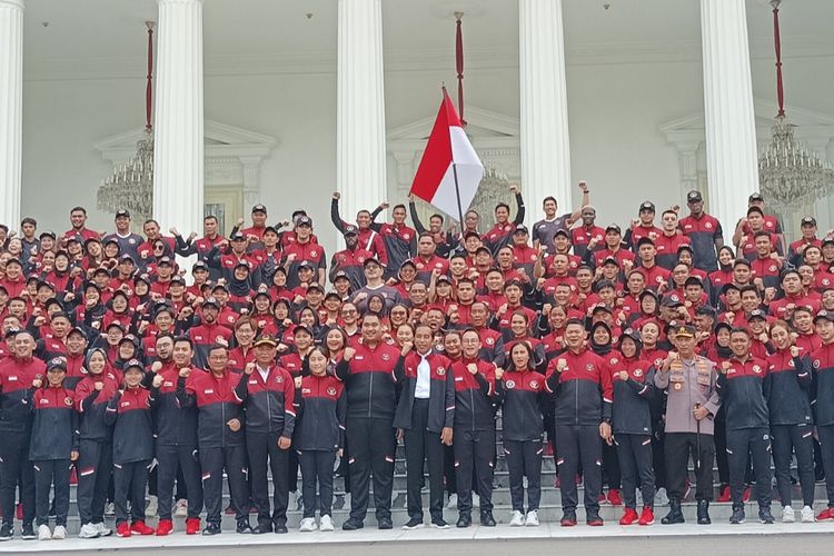 Presiden Joko Widodo bersama Menpora Dito Ariotedjo saat melepas kontingen Indonesia untuk SEA Games ke-32 di Istana Merdeka, Selasa (2/5/2023).