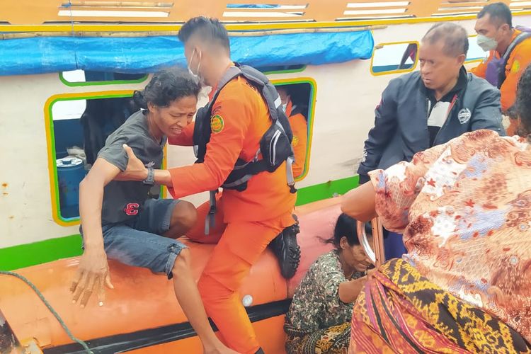 Foto : Tim SAR gabungan mengevakuasi penumpang Kapal Motor Danu rute Maumere-Pulau Palue Kabupaten Sikka, NTT, mengalami patah kemudi di perairan Tanjung Watumanuk, Rabu (8/12/2021).
