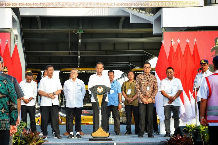 Dalam acara peresmian Terminal Samarinda Seberang, Rabu (28/2/2024), Presiden RI Joko Widodo mengingatkan akan pentingnya transportasi umum untuk mengurangi pemakaian kendaraan pribadi.