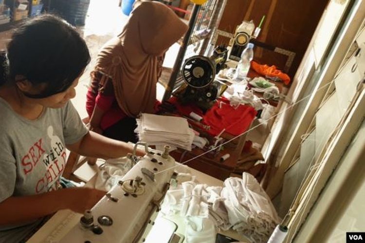 Ilustrasi. Relawan Alit dan warga setempat mengerjakan pembuatan masker kain untuk disumbangkan ke berbagai daerah yang membutuhkan