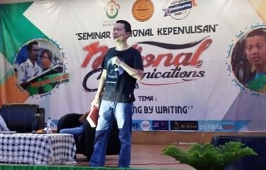 Penulis novel Tere Liye bicara dalam seminar nasional kepenulisan di Gedung Olahraga Universitas Malikussaleh, Cunda, Kota Lhokseumawe, Aceh, Sabtu (16/12/2017)