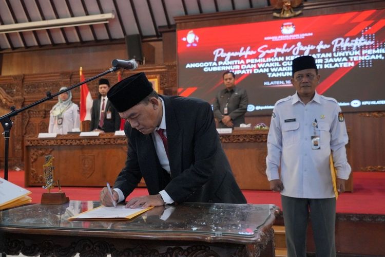 Ketua KPU Klaten Primus Priono dalam pelantikan 130 anggota PPK.