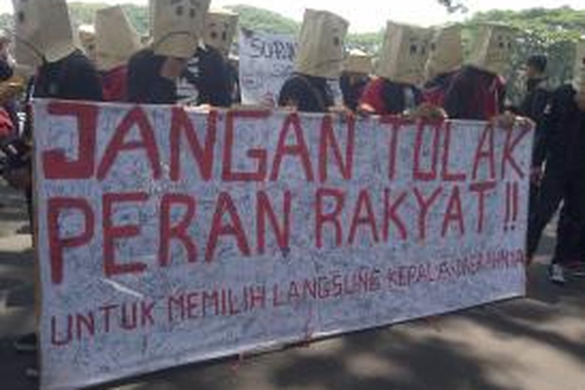 Sebanyak 70 topeng di Malang, Jawa Timur, aksi menolak disahkannya RUU Pilkada. Aksi tersebut dilakukan di depan Balaikota Malang, Senin (15/9/2014).