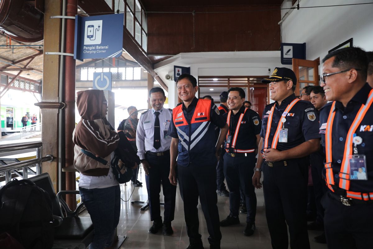 Ketua Komite Nasional Keselamatan Transportasi (KNKT) Soerjanto Tjahjono bersama jajaran Pimpinan PT KAI berbincang dengan salah satu penumpang kereta api di salah satu stasiun di Pulau Jawa. Hal tersebut terjadi ketika KNKT dan KAI melakukan inspeksi jalur KA menggunakan Kereta Api Inspeksi (KAIS) pada 2?4 Desember 2025