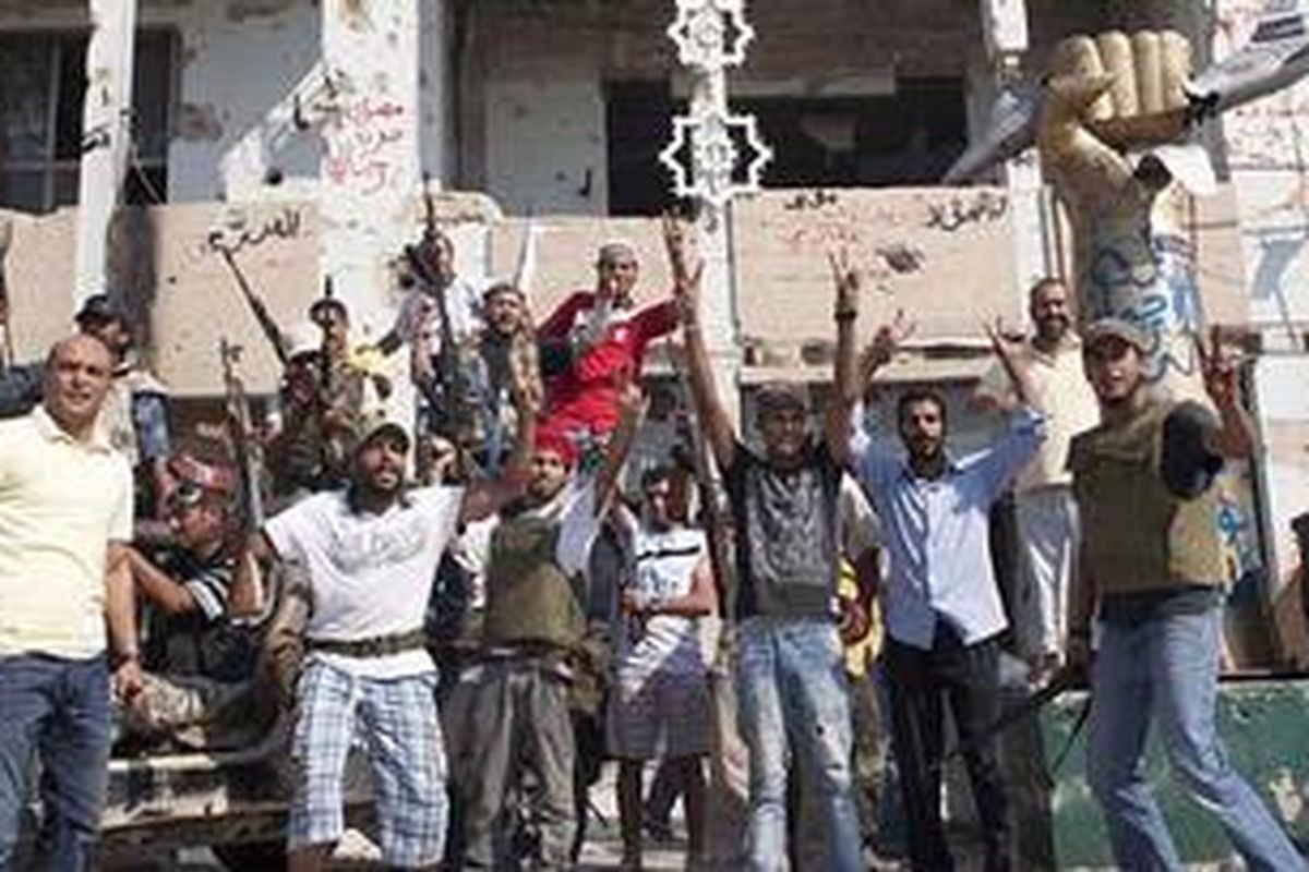 Para penduduk Tripoli, ibu kota Libya, ini masih setengah tidak yakin bahwa mereka bisa memasuki kompeks tempat tinggal Khadafy di jantung Tripoli, Kamis (25/8/2011)