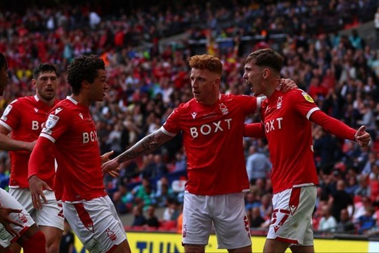 Para pemain Nottingham Forest merayakan gol ke gawang Huddersfield pada partai final playoff Divisi Championship di Stadion Wembley, Minggu (29/5/2022).