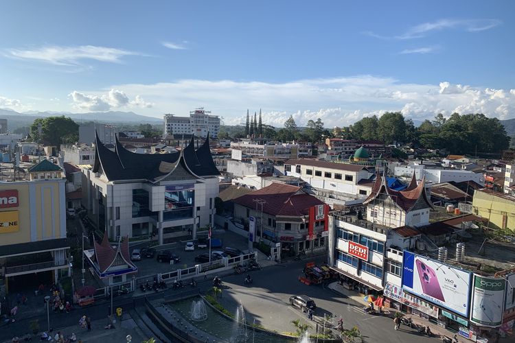 Pemandangan Kota Bukittinggi dari puncak Jam Gadang, Sumatera Barat pada Senin (27/10/2025).
