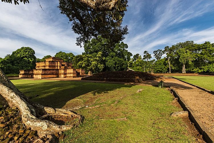 Kompleks Candi Muaro Jambi merupakan kompleks candi terluas di Indonesia dan Asia Tenggara.