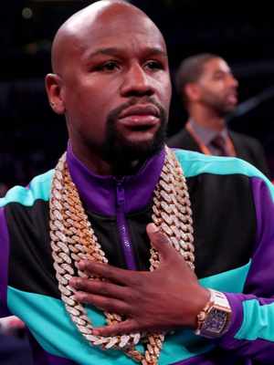 Floyd Mayweather  memakai aksesoris serba emas