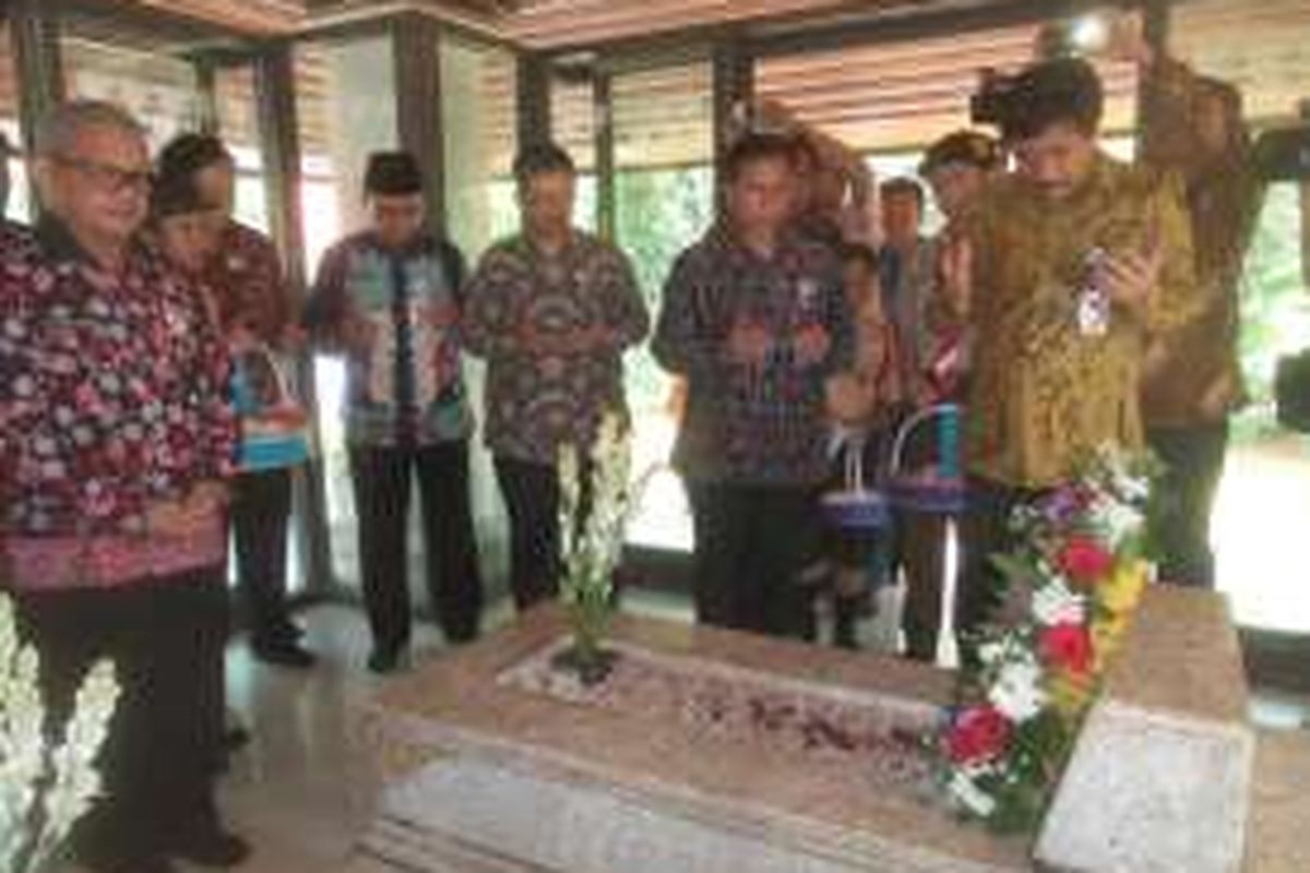 Wakil Gubernur DKI Jakarta Djarot Saiful Hidayat saat menaruh karangan bunga dan berdoa di makam Mohamad Hatta, dalam acara peringatan 114 tahun hari lahir Hatta di makamnya, di Tanah Kusir, Jakarta Selatan, Jumat (12/8/2016).