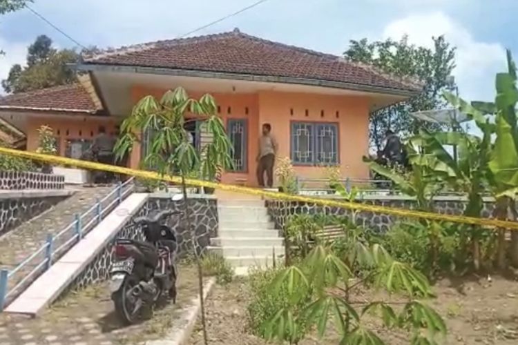 Petugas Polsek Karangnunggal Polres Tasikmalaya memasang garis polisi di rumah temuan mayat bayi mahasiswi cantik yang disembunyikan di lemari pakaian di Kampung Cirahayu, Desa/Kecamatan Karangnunggal, Kabupaten Tasikmalaya, Rabu (24/3/2021).