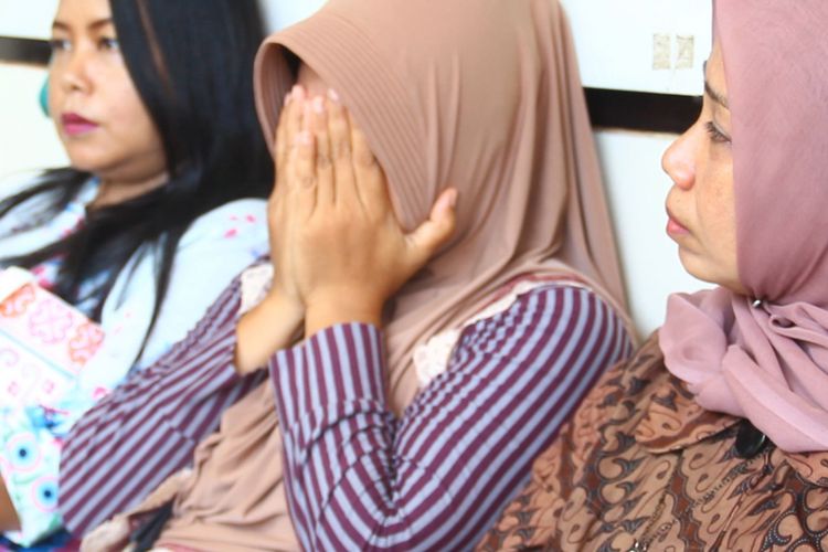 Baiq Nuril Maknun (tengah) masih trauma berada di Pengadilan Negeri Mataram, saat menjalani sidang PK Kamis (10/1/2018).