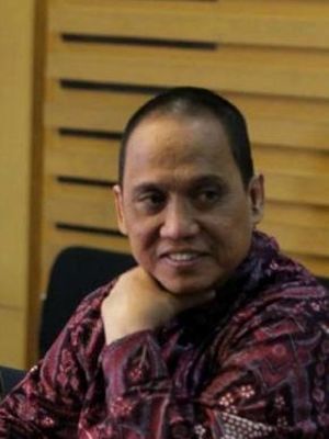 Plt Pimpinan KPK Johan Budi (tengah), Indriyanto Seno Adji (kanan), dan Pimpinan KPK Adnan Pandu Praja, memberikan keterangan pers terkait operasi tangkap tangan (OTT) sejumlah orang termasuk anggota Komisi VII DPR RI periode 2014-2019 dari Fraksi Hanura, Dewie Yasin Limpo, di kantor KPK, Jakarta Selatan, Rabu (21/10/2015). Kasus ini terkait pengembangan pembangkit listrik tenaga mikro hidro di Papua. 