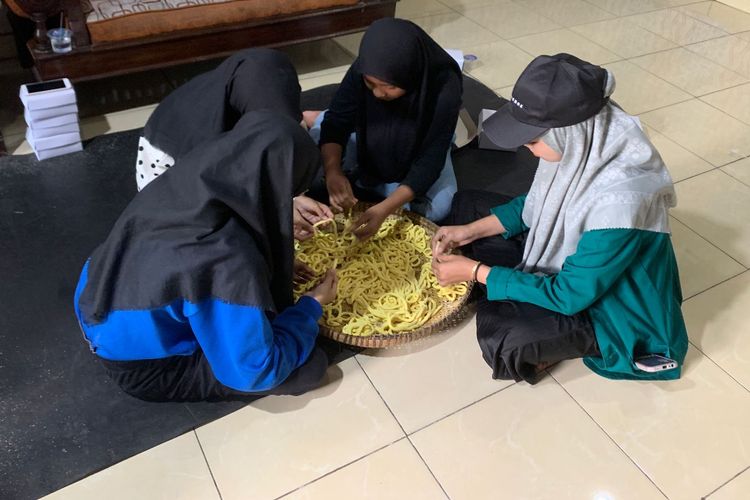 Proses pembuatan lanting di rumah produksi milik Siti Fatimah di Desa Brunosari, Kecamatan Bruno, Kabupaten Purworejo, Jawa Tengah.