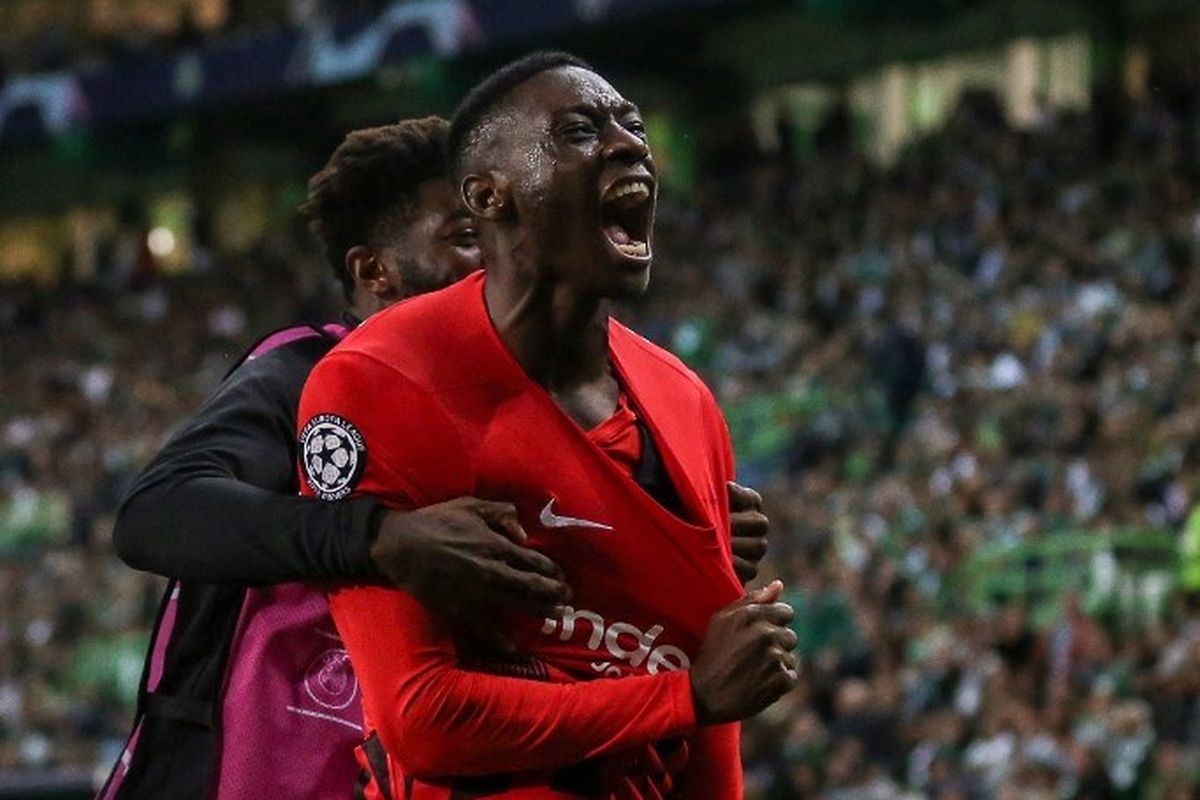 Penyerang Eintracht Frankfurt, Randal Kolo Muani, telah dipanggil ke skuad tim nasional Perancis di Piala Dunia 2022 untuk menggantikan Christopher Nkunku yang mengalami cedera. Terkini, Randal Kolo Muani dilaporkan tengan diincar Man United dalam bursa tansfer 2022.