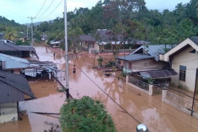 Bencana banjir dan gelombang pasang terjang Kabupaten Kepulauan Sangihe, Sulawesi Utara, Rabu (25/1/2023) dini hari. Ada tiga kampung di daerah itu yang terdampak. BPBD Sangihe mencatat, ada ratusan rumah terdampak, jalan dan jembatan putus, hingga puluhan warga mengungsi.