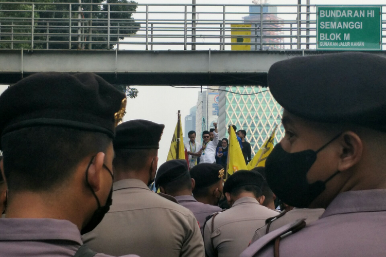 Sejumlah mahasiswa dari berbagai organisasi menggelar aksi demonstrasi menolak kenaikan harga BBM di kawasan Patung Kuda Arjuna Wijaya, Jakarta Pusat, Senin (5/9/2022).