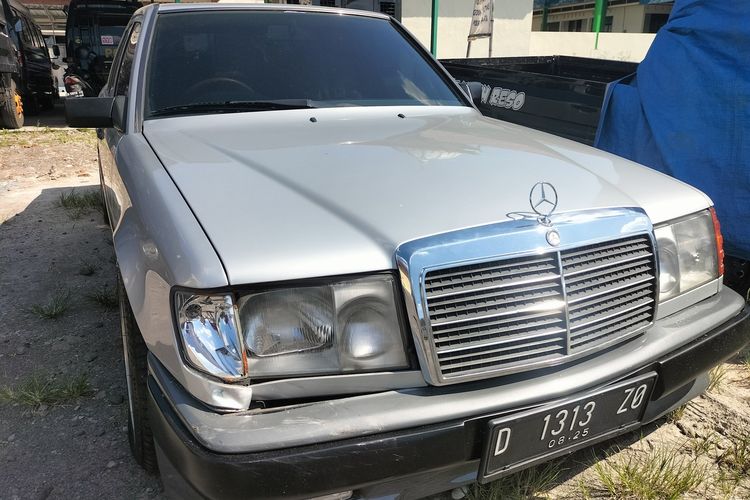 Potret kendaraan Mercedes Benz AMG yang dikemudikan seorang anak berinisial ASK (16), dan menabrak 3 kendaraan di Kota Solo, Jawa Tengah