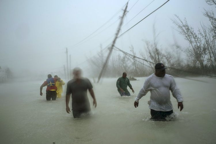 Sejumlah relawan menerjang hujan di lokasi Badai Dorians di Pulau Bahamas untuk menyelamatkan warga yang terjebak.