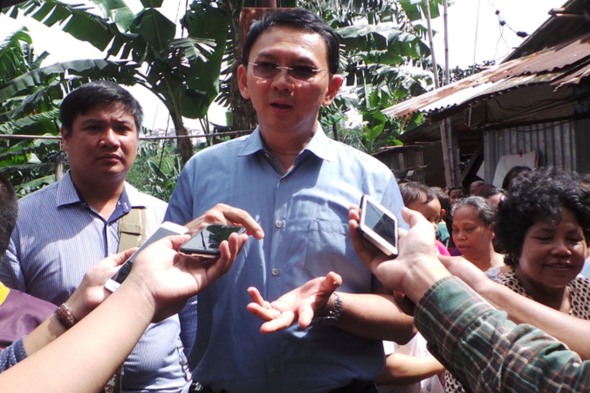 Calon gubernur DKI Jakarta Basuki Tjahaja Purnama atau Ahok saat wawancara bersama awak media usai blusukan di Jalan Haji Syaip, Gandaria Selatan, Jakarta Selatan, Rabu (5/4/2017).