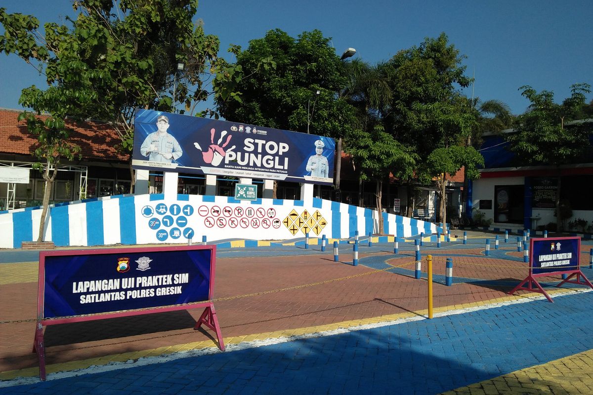 Tempat ujian praktek bagi pemohon Surat Izin Mengemudi (SIM) di Satpas Satlantas Polres Gresik, Jawa Timur.
