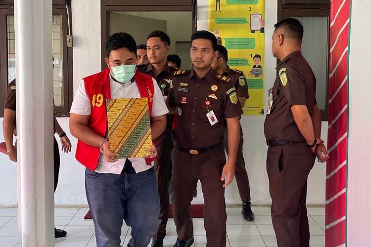 Petugas Kejari Aceh Besar mengawal tersangka dugaan korupsi pembangunan puskesmas di Aceh Besar. 