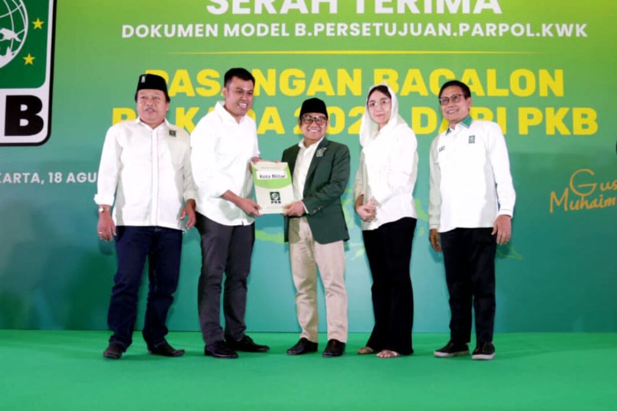 Pasangan Syauqul Muhibbin dan Elim Tyu Samba menerima surat rekomendasi PKB dari Ketua Umum Muhaimin Iskandar di Jakarta, Minggu (18/8/2024)
