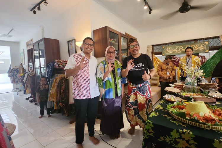 Suasana perayaan ulang tahun Rumah Batik Palbatu sekaligus Hari Batik Nasional di Rumah Batik Palbatu, Tebet, Jakarta Selatan, Senin (2/10/2023).