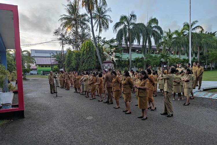 Sejumlah ASN di Dinas Pendidikan dan Kebudayaan NTT masuk kantor pukul 05.30 Wita. Mereka berbaris di halaman kantor yang berada di Kelurahan Naikoten Satu,  Kecamatan Kota Raja, Kota Kupang, NTT