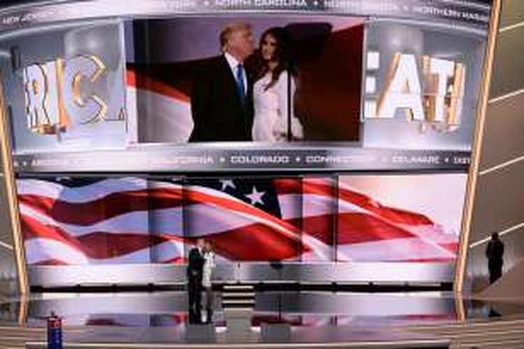Donald Trump dan istrinya, Melania tampil dalam konvensi Partai Republik di Cleveland, Ohio, Senin (18/7/2016) malam. 