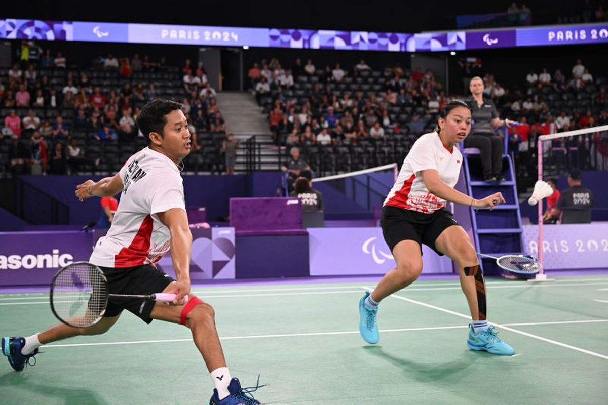Fredy Setiawan (kiri) berusaha mengembalikan kok dalam pertandingan semi final para bulu tangkis klasifikasi SL3-SU5 Paralimpiade Paris 2024 di Arena Porte de la Chapelle, Paris, Prancis, Sabtu (31/08/2024). Pasangan ganda campuran Indonesia Fredy Setiawan/Khalimatus Sadiyahberhasil melaju ke final setelah mengalahkan pasangan tuan rumah Prancis Faustine Noel/Lucas Mazur dengan skor 2-0 (21-15, 21-15). NPC INDONESIA/Agung Wahyudi