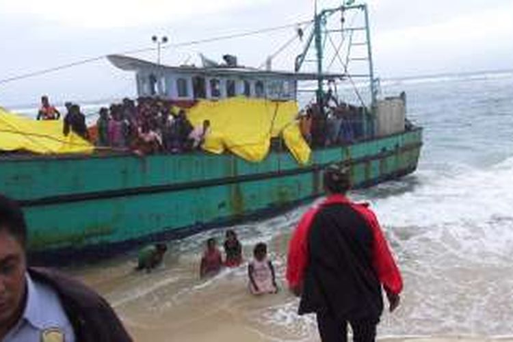 Lima perempuan imigran Sri Lanka Nekat Lompat Ke luar kapal, dan diudga mereka minta diijinkan untuk tinggal didarat selama perbaikan mesin kapal dilakukan. Namun aparat berhasil mengembalikan par aperempuan ini kembali ke kapal mereka.*****