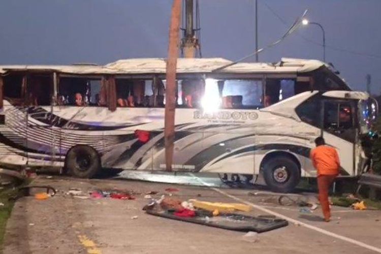 Kronologi Kecelakaan Bus Handoyo di Tol Cipali yang memakan dua belas korban jiwa