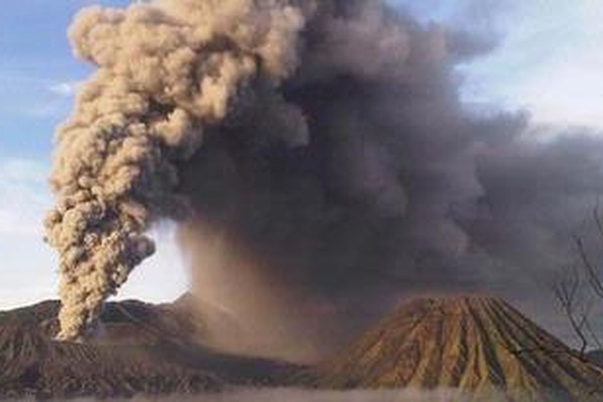 Asap letusan Gunung Bromo.