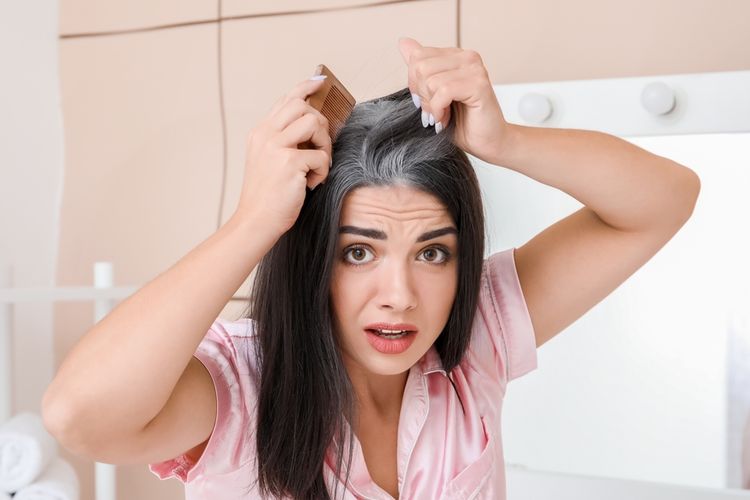 Menghindari stres adalah salah satu cara menghitamkan rambut beruban karena stres.