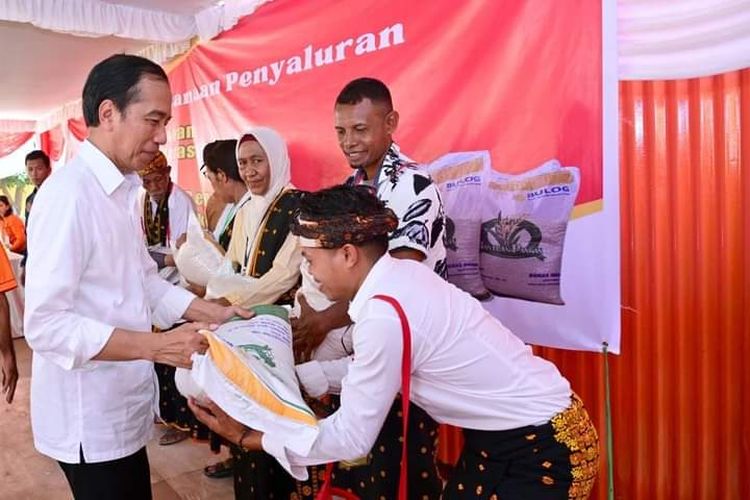 Presiden Joko Widodo memberikan bantuan beras kepada warga di Kompleks Pergudangan Danga, Kabupaten Nagekeo, Nusa Tenggara Timur (NTT), pada Selasa (5/12/2023). 