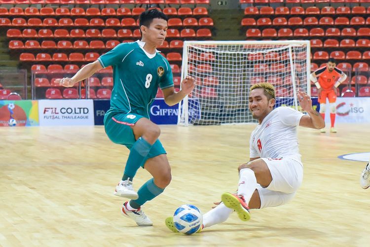 Aksi timnas Indonesia dalam pertandingan semifinal Piala AFF Futsal 2022 melawan Myanmar  di Hua Mark Indoor Stadium, Bangkok, Thailand, Jumat (8/4/2022) sore WIB.