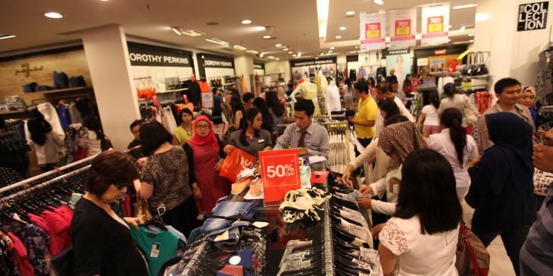 Ilustrasi: Konsumen sedang berburu barang belanjaan saat midnight sale di sebuah mal di Jakarta, beberapa waktu lalu.