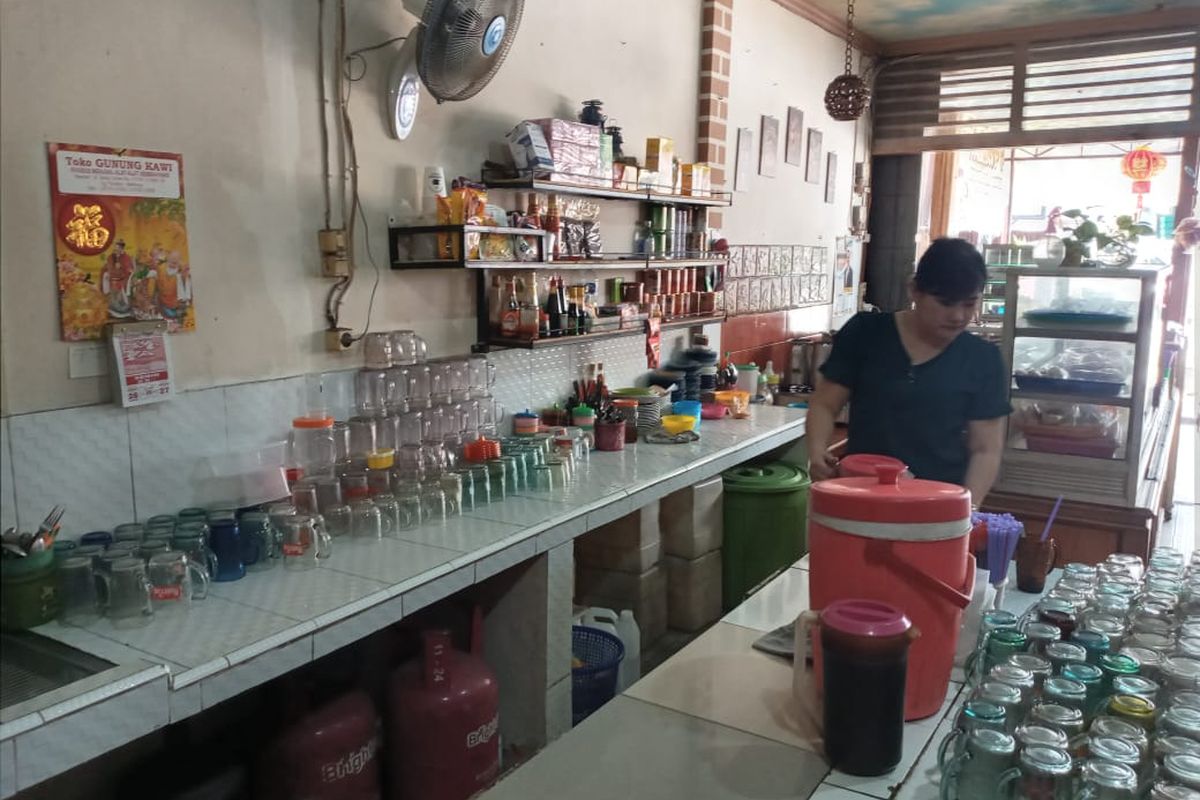Warung kopi Putri Salju milik Atak di Manggar, Belitung Timur, Senin (22/2/2022).