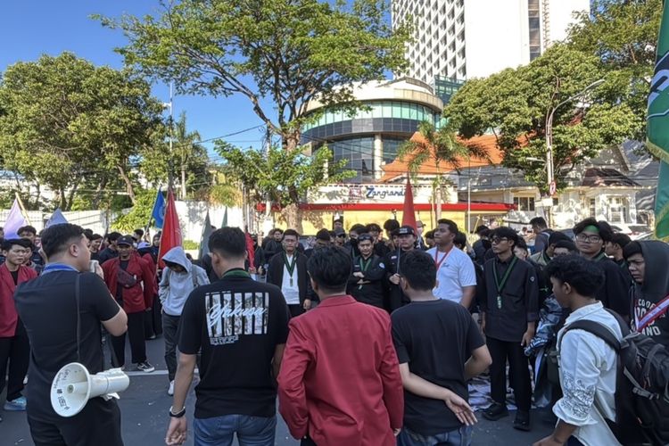 Demo di Surabaya Hari Ini, Aliansi Massa Soroti Pelemahan Rupiah, Kenaikan BBM, hingga Program MBG