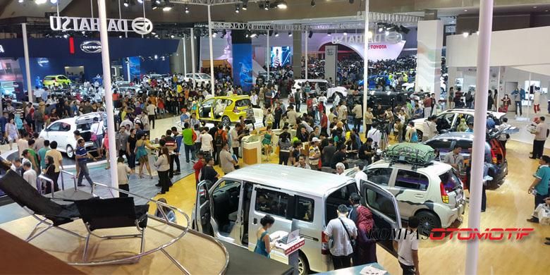 Suasana di booth Daihatsu di IIMS 2014