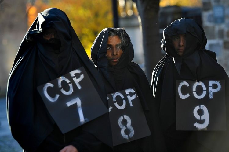 Aktivis mengambil bagian dalam pemakaman tiruan di Glasgow Necropolis selama Konferensi Perubahan Iklim PBB (COP26) di Glasgow, Skotlandia, Inggris, Sabtu (13/11/2021). ANTARA FOTO/REUTERS/Dylan Martinez/WSJ/sa.