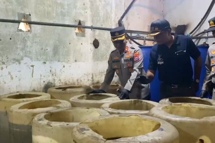 CEK-Kapolres Madiun Kota, AKBP Suryono mengecek pabrik miras ilegel yang digerebek polisi diDusun Sidorejo, Desa Sidomulyo, Kecamatan Sawahan, Kabupaten Madiun, Jawa Timur, Jumat (26/5/2022).