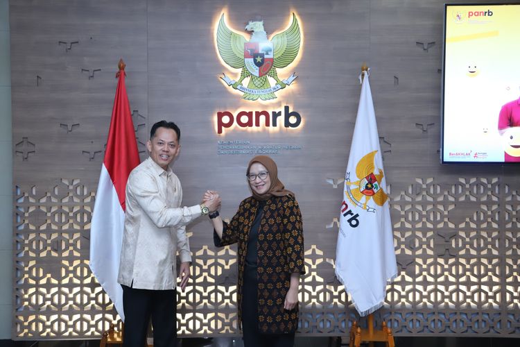 Menteri Pendayagunaan Aparatur Negara dan Reformasi Birokrasi (Menpan RB) Rini Widyantini dalam pertemuan dengan Kepala BPPIK Aries Marsudiyanto di Kantor Kementerian PANRB, Jakarta, Selasa (05/11/2024).
