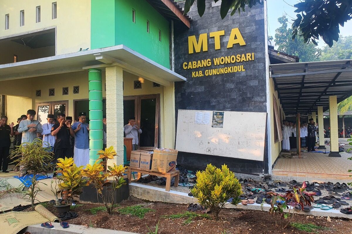Jemaah MTA Gunungkidul menggelar shalat Idul Adha di Piyaman, Wonosari, Gunungkidul. Minggu (16/6/2024). Meski demikian, mereka baru akan menyembelih hewan kurban pada Senin (17/6).