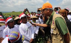 Saat Menanam Pohon di Pegunungan Patiayam Kudus, Ganjar Diprotes Petani 