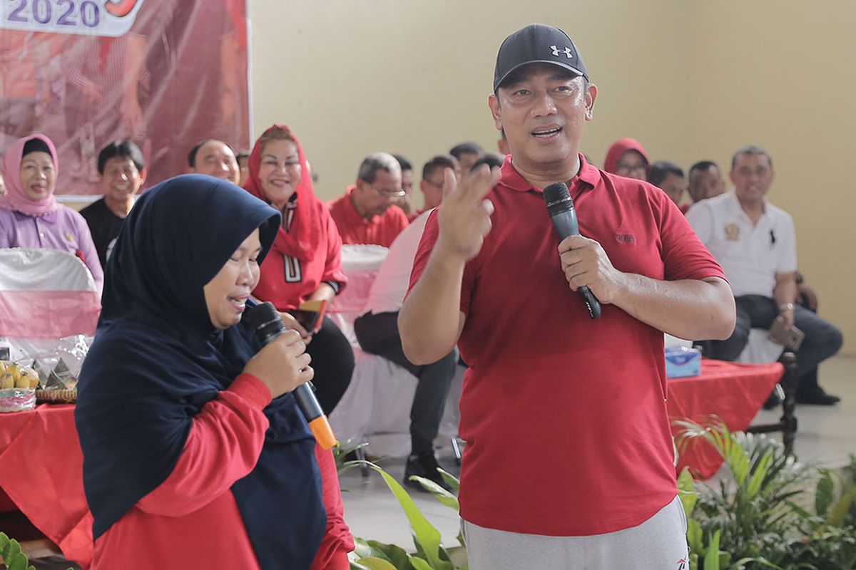 Wali Kota Semarang saat menghadiri acara jalan sehat di Kelurahan Plamongansari