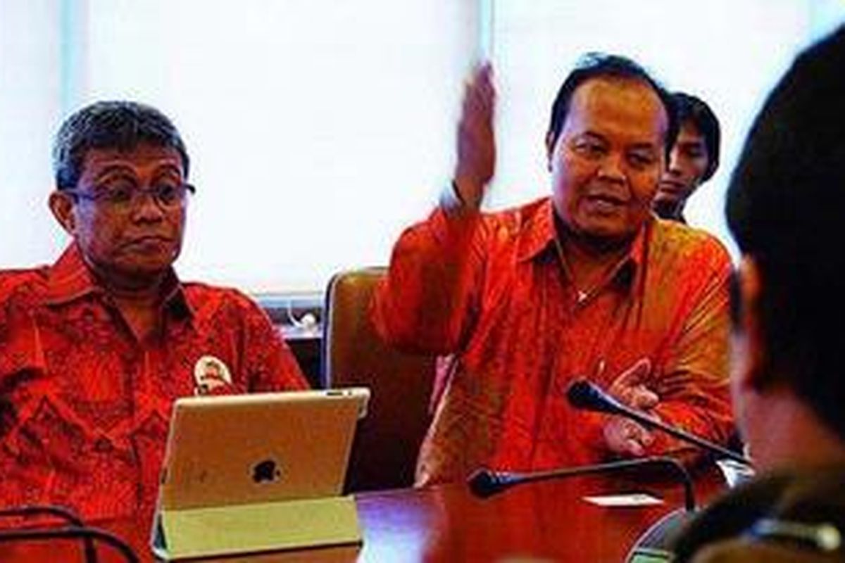 Pasangan calon gubernur dan wakil gubernur DKI Jakarta, Hidayat Nur Wahid (kanan) dan Didik J Rachbini, berkunjung ke kantor Redaksi Kompas, Jakarta Pusat, Senin (16/4/2012). Kunjungan yang disambut jajaran pemimpin Redaksi Kompas tersebut untuk menjalin silaturahim dengan media massa.